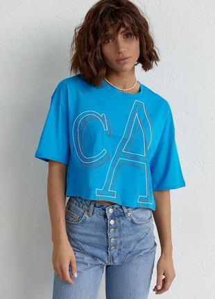 Укороченная женская футболка с вышитыми буквами1 фото