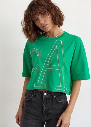 Укороченная женская футболка с вышитыми буквами3 фото