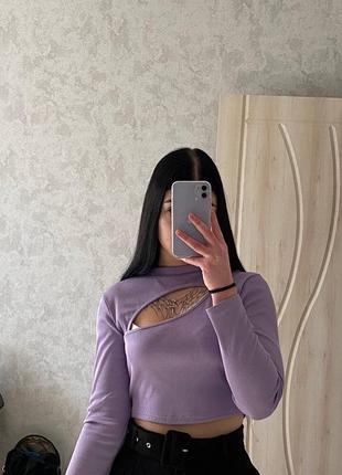 Кроп-топ в рубчик с асимметричным вырезом💜