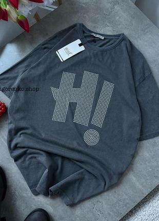 Трикотажная футболка с надписью hi из термостраз1 фото