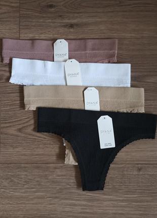 Комплект зручних трусиків-стрінгів в рубчик 4 шт