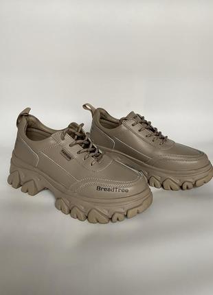 Жіночі кросівки