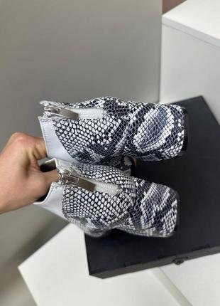 Шкіряні ботильони білі та з тисненням під змію багато кольорів3 фото