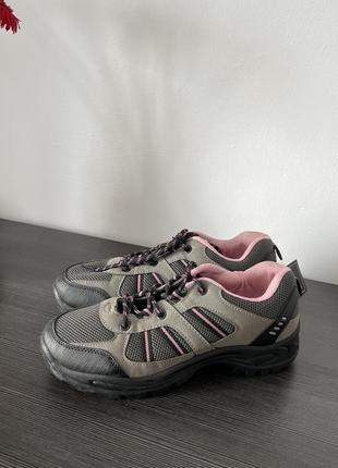 Треккинговые ботинки