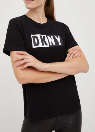 Футболка с меняющимся принтом из пайеток dkny