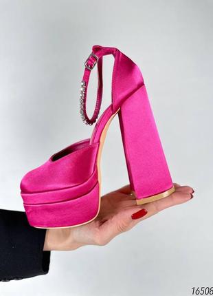 Женские туфли на высоком каблуке, цвет: фуксия
материал: сатин
платформа: 5см
каблук: 14,5см
сезон: демисезон5 фото