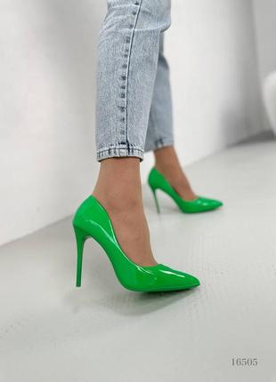 Женские туфли зеленые, материал: лак
высота от пятки: 6см
каблук: 11см