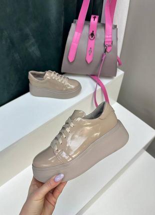 Бежевые лаковые кеды наплак на высокой подошве