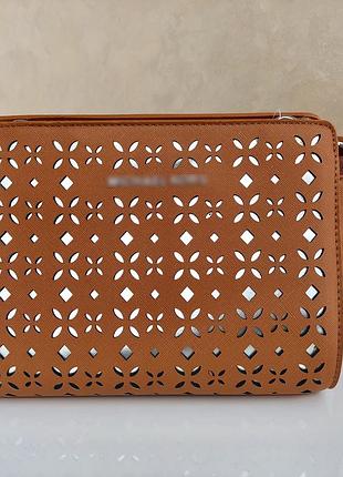 Сумка на длинном ремешке с узором перфорацией