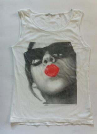 Красива футболка з коротким рукавом