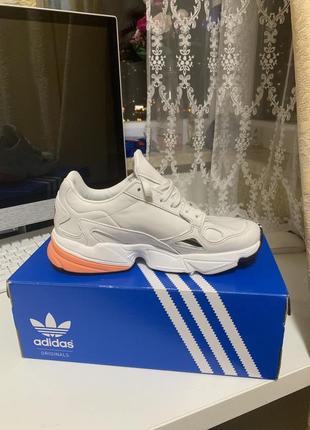 Белые кроссовки adidas из натуральной кожи2 фото