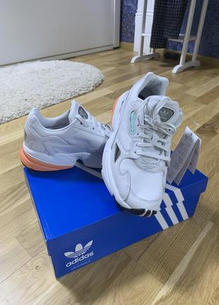 Белые кроссовки adidas из натуральной кожи3 фото