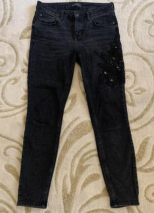 Джинсы zara с вышивкой