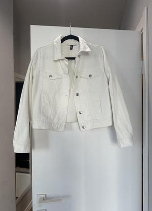 Белая джинсовая куртка h&amp;m2 фото