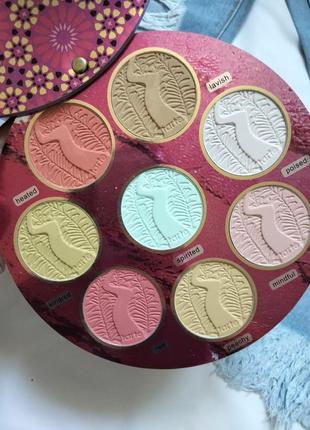 8 цветов румян бежевые и персиковые, мягкие полупрозрачные и более насыщенные оттенки....