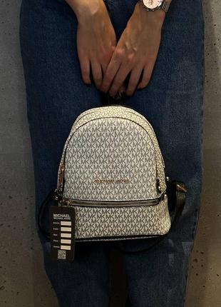Практичный рюкзак michael kors monogram backpack mini white1 фото