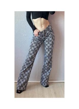 Актуальные джинсы с низкой посадкой, в интересный принт, стильные, модные, трендовые