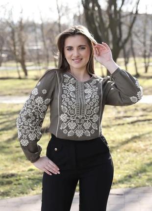Блуза вышиванка женская хаки с бежевой вышивкой1 фото