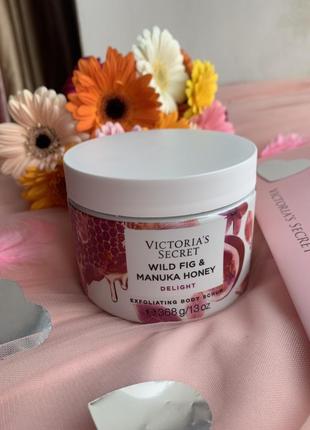 Скраб для тіла victoria's secret natural beauty exfoliating body scrub wild fig & manuka honey1 фото