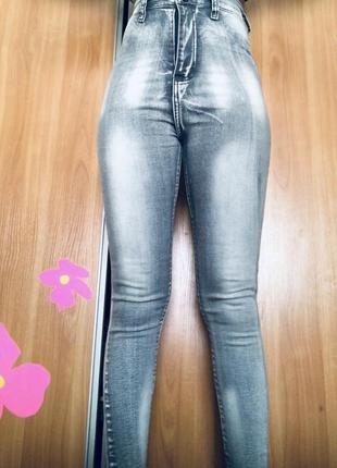 Узкие джинсы с высокой талией1 фото