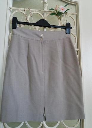Классическая модель юбки бежевого цвета из отменного качества костюмной ткани2 фото