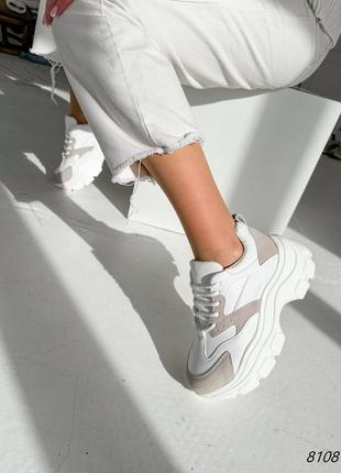 Белые серые с серым кожаные замшевые кроссовки на высокой массивной грубой подошве платформе4 фото