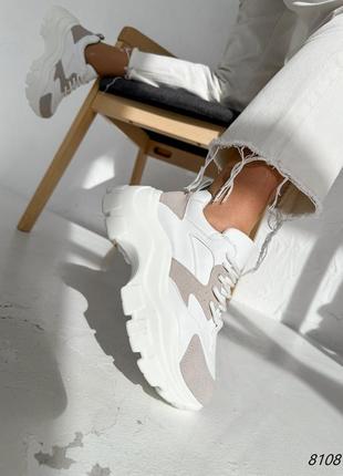 Белые серые с серым кожаные замшевые кроссовки на высокой массивной грубой подошве платформе2 фото