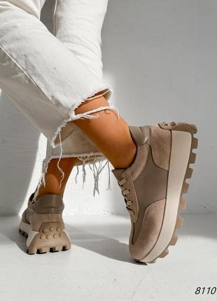 Бежевые женские кроссовки на высокой подошве утолщенной из натуральной кожи замши6 фото