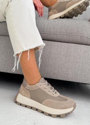 Бежевые женские кроссовки на высокой подошве утолщенной из натуральной кожи замши1 фото