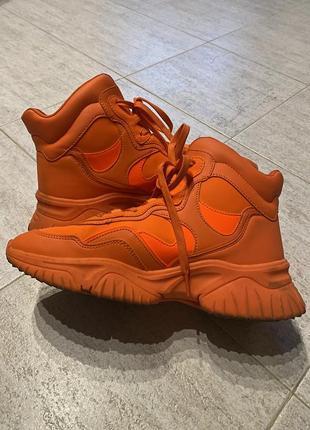 Оранжевые ботинки на высокой подошве
