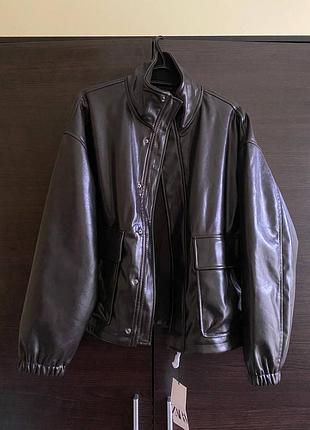 Крутий шоколадний жакет куртка з ефектом лакованої шкіри