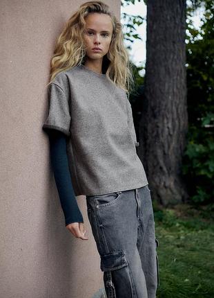 Топ zara з круглим вирізом, короткими відкладними рукавами та застібкою на ґудзиках ззаду.