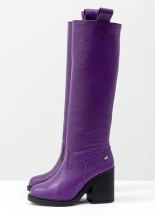 Шкіряні яскраві чоботи -труби фіолетового кольору5 фото