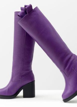Шкіряні яскраві чоботи -труби фіолетового кольору