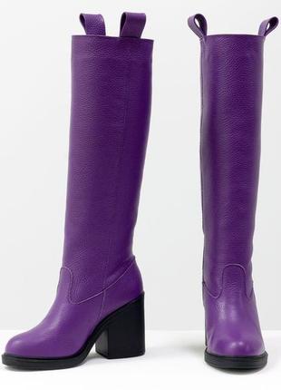 Шкіряні яскраві чоботи -труби фіолетового кольору2 фото