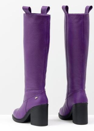 Шкіряні яскраві чоботи -труби фіолетового кольору4 фото