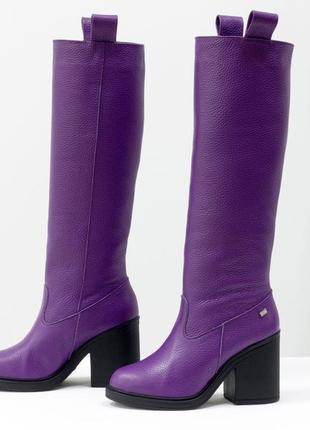 Шкіряні яскраві чоботи -труби фіолетового кольору7 фото