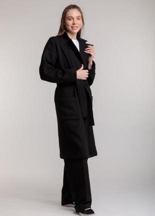 Элегантное черное пальто на запах5 фото