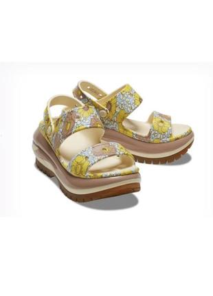 Crocs крокс на платформе сандалии босоножки mega crush retro floral sandal vanilla cork w6 наш 36-37