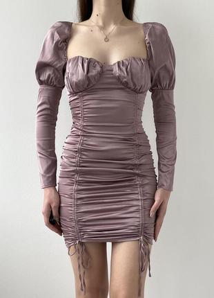 Шикарна облягаюча атласна сукня з довгим рукавом та драпіруванням1 фото