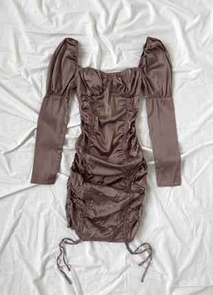 Шикарное облегающее атласное платье с длинным рукавом и драпировкой8 фото
