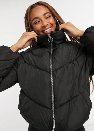 Жіноча тепла куртка пуффер із високим коміром bershka (р.xs-s)оригінал art 6490/512/800