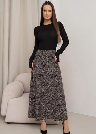 Чорно-біла спідниця у білизняному стилі