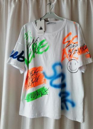 Стильная яркая футболка с принтами  виробник туреччина  розмір на бирці вказаний  м  виміри груди 11