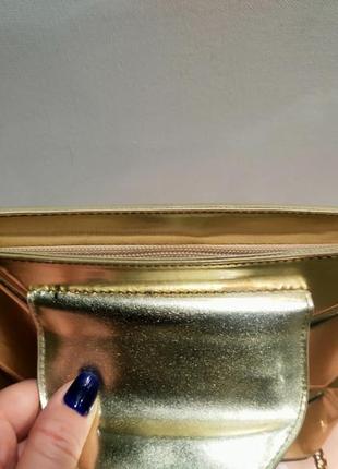 Золотая сумка катч с объемной текстурой7 фото