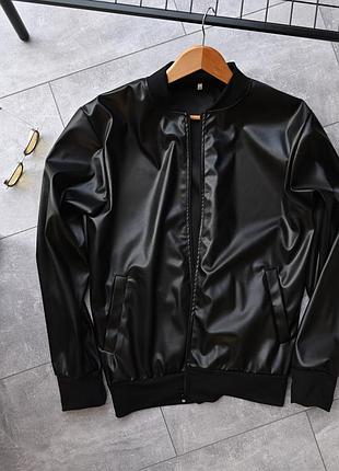 Мужской весенний бомбер из эко-кожи черный