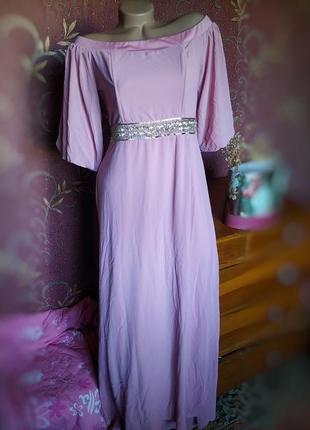 Розовое вечернее платье макси с шлейфом, открытыми плечами и пышными рукавами от tfnc london5 фото