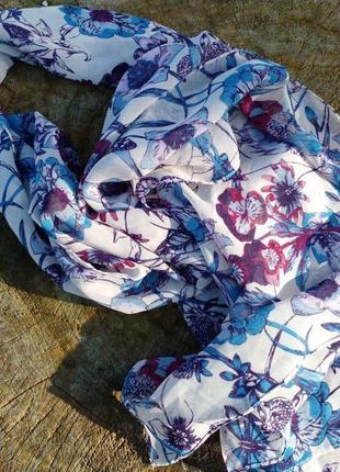 Изысканный шарфик с рисунком синих цветов2 фото