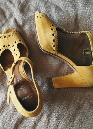 Замшеві жовті босоніжки на підборах clarks | інтертоп8 фото