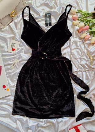 Черное велюровое мини платье из декольте и с открытой спиной1 фото
